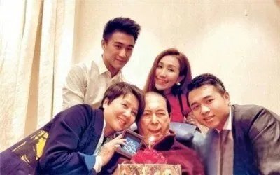 何鸿燊有多少个亿 何猷亨怎么不像赌王是亲生的吗