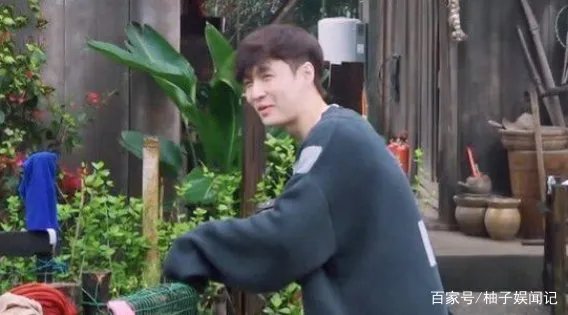 张艺兴发现与杨紫撞睡衣，连忙跑回房间，随后有什么举动呢？