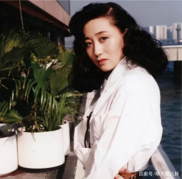 利智离开赌王后，为何与李连杰定“十年之约”，才步入婚姻殿堂？