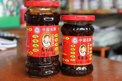 2600件老干妈高速上被烧被却网友调侃，对此你怎么看？