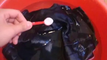 牛仔裤怎么洗不掉色