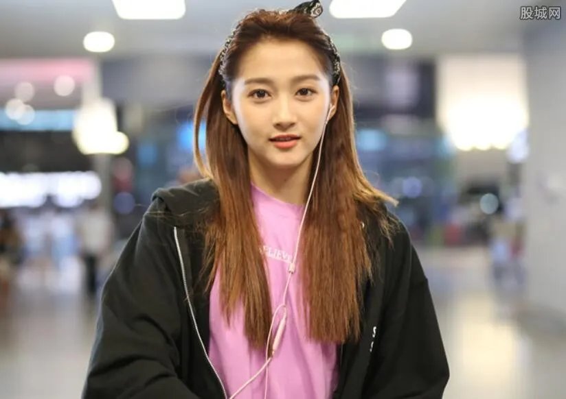 关晓彤休学传闻 其母亲回应期末已补考