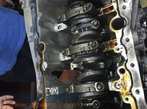 发动机爆缸是什么？症状有哪些？发动机爆缸怎么办