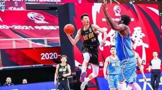 赵岩昊在CBA大杀四方，为什么到了国际场上，就打得畏畏缩缩呢？