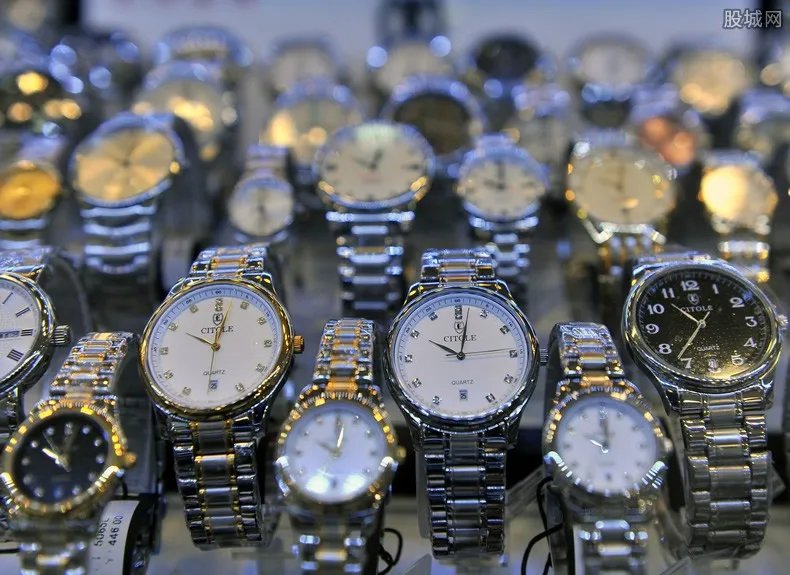 阿玛尼满天星手表价格 大概需要多少钱？