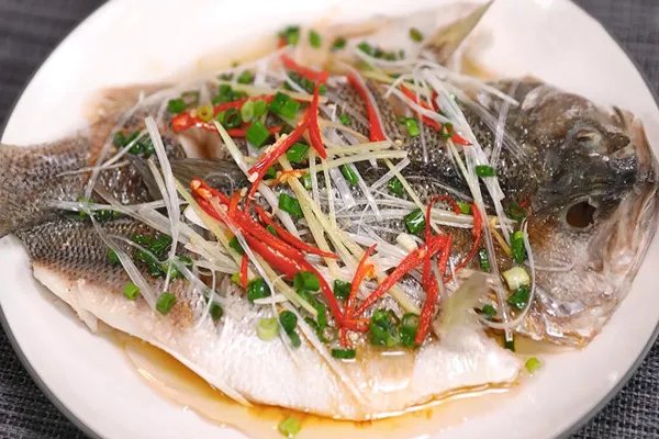 清蒸鲈鱼怎么做 清蒸鲈鱼的家常做法