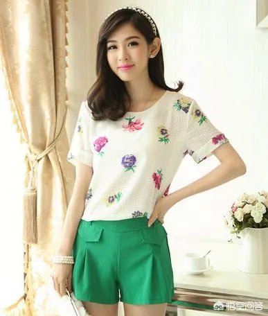 卡其色短裤配什么颜色上衣好看?