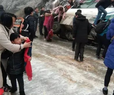 门店外结冰顾客滑倒摔飞手机，冰雪天出行应对注意什么？