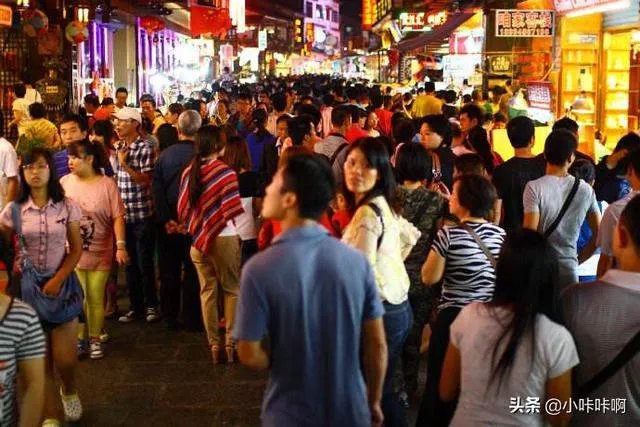 人来人往非常热闹是什么词语？