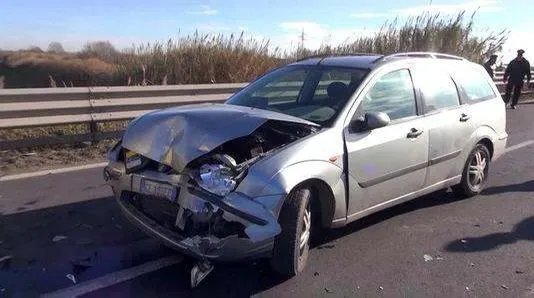 江苏宜兴发生中巴车与货车相撞事故，悲剧发生的原因是什么？