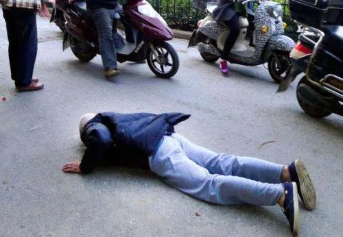 老人倒地抽搐,过往路人无人搀扶,这种社会风气都是老人自己造的吗?