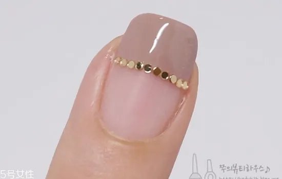 美甲裸粉色款式图片2018 新款裸色美甲图案大全