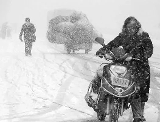 门店外结冰顾客滑倒摔飞手机，冰雪天出行应对注意什么？