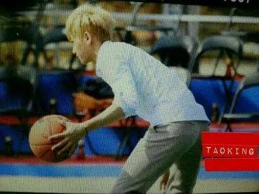 求很多黄子韬的图片