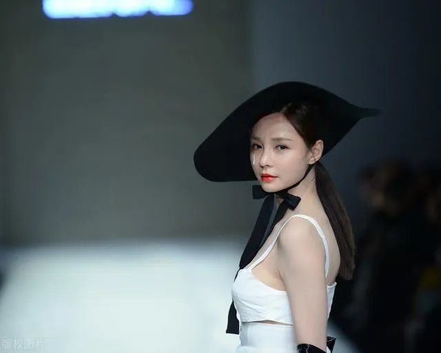 如何评价沈梦辰15年前参加模特选秀的照片？