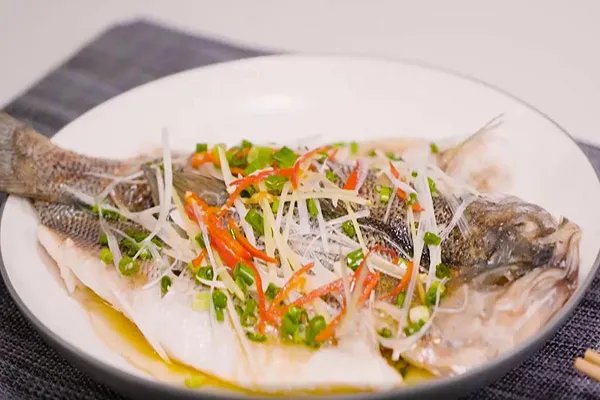 清蒸鲈鱼怎么做 清蒸鲈鱼的家常做法