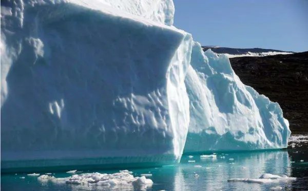 是什么原因造成格陵兰岛冰盖融化程度达临界点？