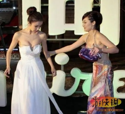 阿兰录节目礼服险滑落 盘点女星出位露点瞬间