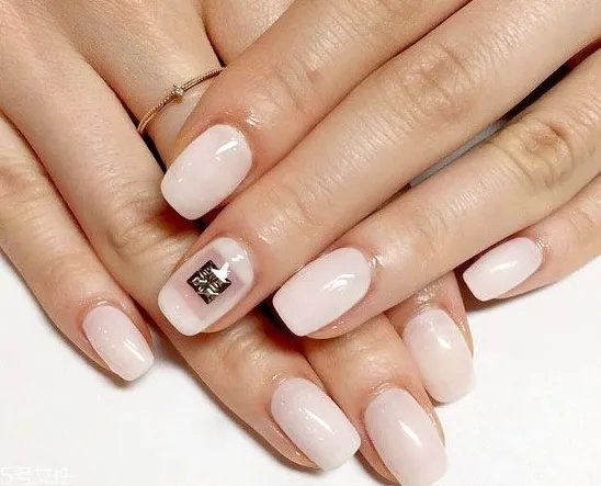 美甲裸粉色款式图片2018 新款裸色美甲图案大全
