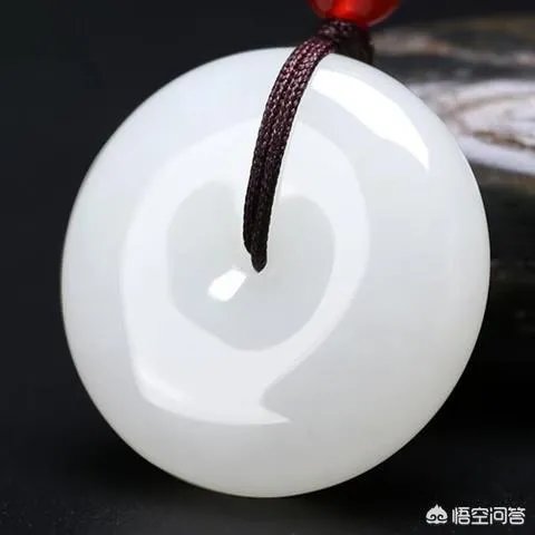 路人捡到玉坠后是应该丢弃，还是应该偷偷佩戴呢？