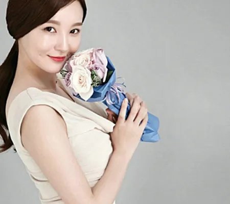 姜敏京最新壁纸曝光 姣好身材尽显达人范