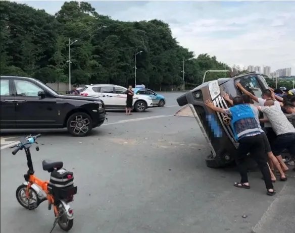 司机吓傻！长安面包车撞劳斯莱斯全责 预估赔偿200万