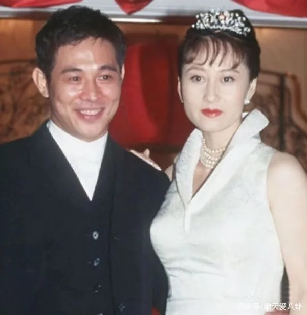 利智离开赌王后，为何与李连杰定“十年之约”，才步入婚姻殿堂？