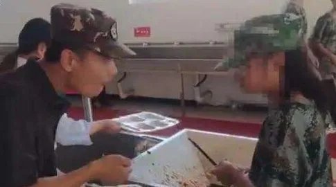 军训教官手抓学生剩饭当场吃掉，教官不卫生吗？