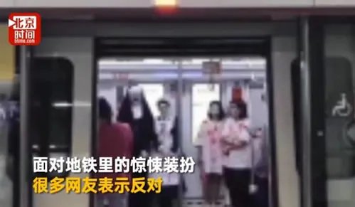 万圣节惊悚妆女孩：打扮诡异看着恐怖吓到大叔了