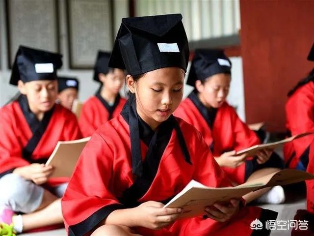 怎样看待地铁无裤日？