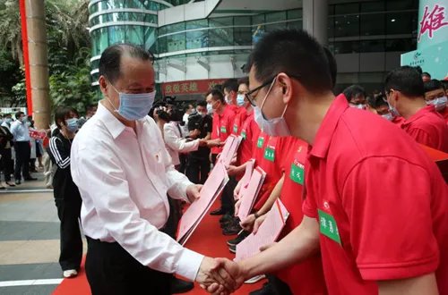 “德叔”回家啦！广东省中医院援助湖北医疗队88名英雄全体平安返院