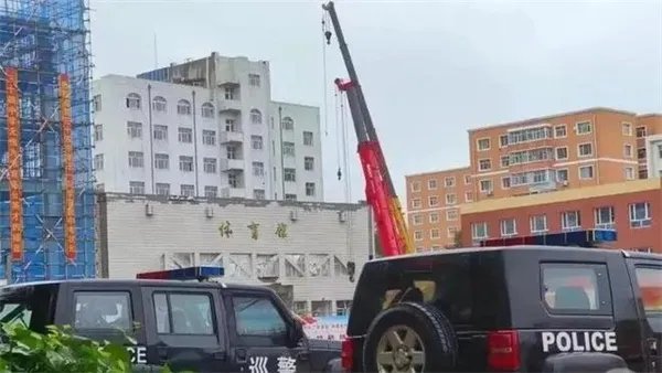 学生家属质疑坍塌体育馆救援流程 真的质疑吗