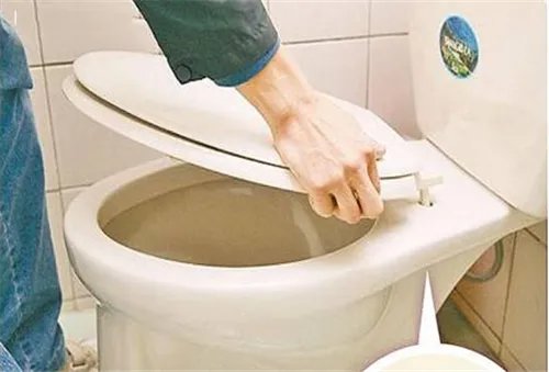 马桶盖板怎么拆