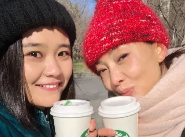 出道16年的岳红女儿，生父是谁现在知道了吗？