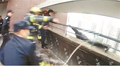 小伙欲跳楼民警21楼“飞身”救人吗？
