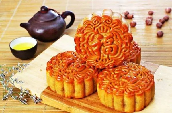 老外用胡辣汤和酸辣粉泡月饼，你觉得这么吃好吃吗？