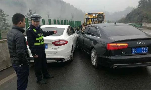 江苏宜兴发生中巴车与货车相撞事故，悲剧发生的原因是什么？