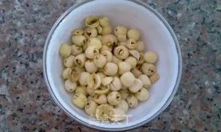 冰糖银耳莲子羹