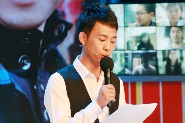 张译在某活动现场被女粉丝飞扑，男星遇到这种事情都是如何应对的？