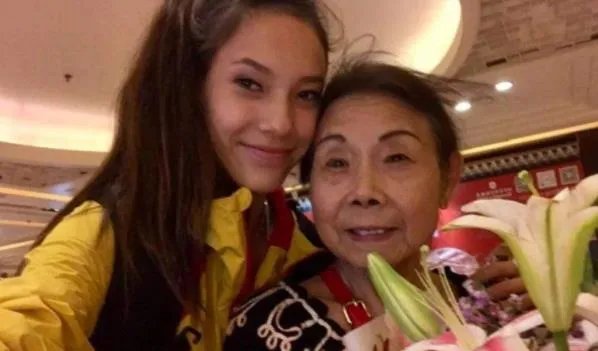 谷爱凌领奖全场高唱歌唱祖国,谷爱凌个人资料简介及家世