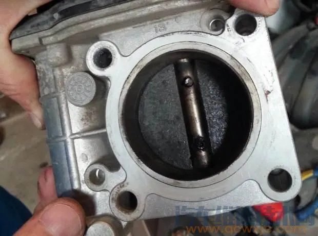 节气门多久清洗一次,节气门脏了有什么表现 如何判断节气门脏了