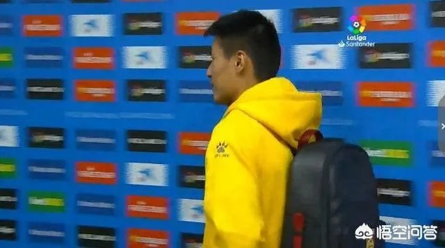 代表中国！武磊每场比赛都背着国足背包，你怎么看？