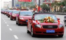 信阳一男子拦婚车讨喜钱被伴郎直接抱走，怎样看待此种婚俗？