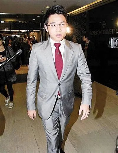 何鸿燊有多少个亿 何猷亨怎么不像赌王是亲生的吗