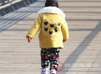 小孩脸上有白色的小块是怎么回事