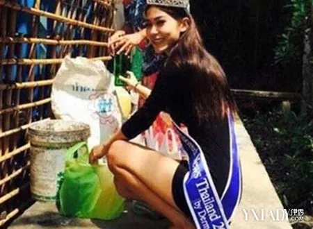 选美冠军跪谢母亲图片曝光孝心真诚感动网友