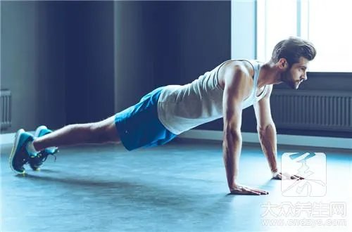 单手俯卧撑危害，好处也很多哦
