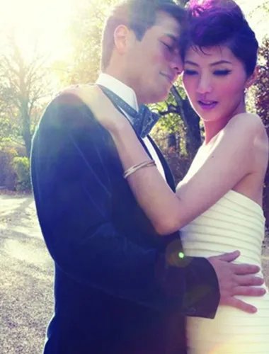 欣赏杨千嬅结婚照 畅谈两人甜蜜爱情