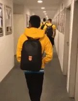 代表中国！武磊每场比赛都背着国足背包，你怎么看？