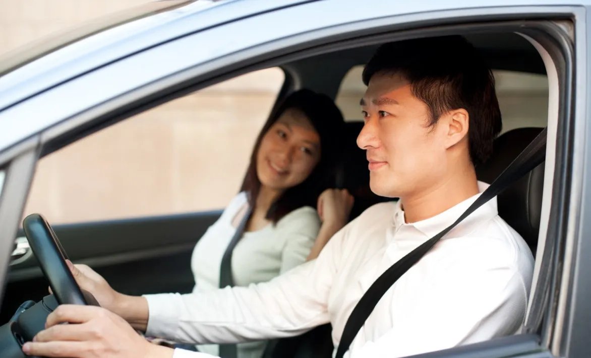 江苏宜兴发生中巴车与货车相撞事故，悲剧发生的原因是什么？